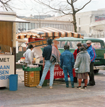 846393 Afbeelding van een kraam met poffertjes en wafels op de markt op het Vredenburg te Utrecht.